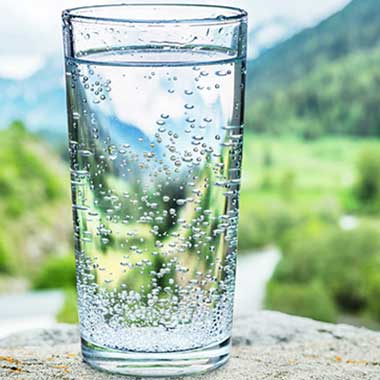 Um copo de água potável destaca a importância da monitorização do amoníaco na água potável, uma vez que pode causar problemas de saúde, odor e sabor.