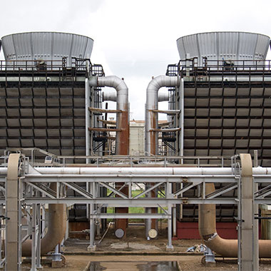 As torres de refrigeração nesta fábrica de produção de alimentos monitorizam a dureza para otimizar a água de abastecimento.