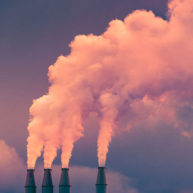 As torres de refrigeração emitem vapor para o céu. É essencial monitorizar a alcalinidade no tratamento de águas industriais, de forma a se evitar danos causados por corrosão.