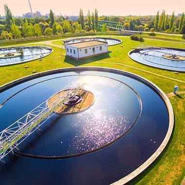 Um tanque de equalização de águas residuais monitoriza o azoto total proveniente de águas afluentes durante as fases intermédias do tratamento de lamas.