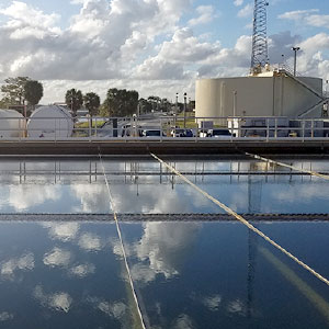 Uma instalação de tratamento de água monitoriza a presença de matéria orgânica natural em fontes de água não tratada.
