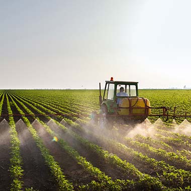 Um trator agrícola fertiliza as culturas introduzindo azoto na forma de amoníaco.