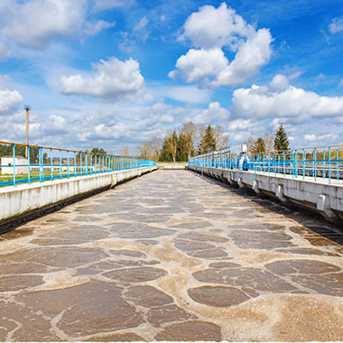 Uma bacia de aeração numa estação de tratamento de água ativa o processo de lamas biológicas. A água com elevado teor de alcalinidade presente em minerais dissolvidos afeta as bactérias necessárias para a digestão.